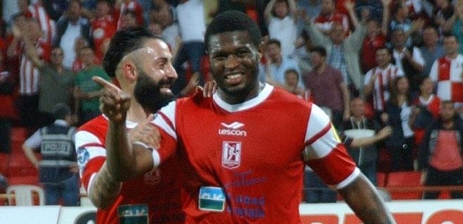 Balıkesirsporlu futbolcu Zeefuik, kupaları iade etti