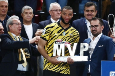Beşiktaş aradığı stoper komşuda buldu! Harold Moukoudi için AEK'ya teklif gitti