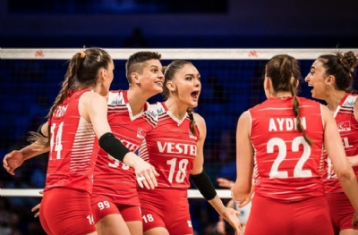 Teşekkürler Filenin Sultanları! Sırada bir hedef kaldı! Finaldeyiz