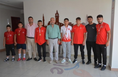 Şampiyon güreşçilere altın ödülü