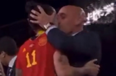 Şşştt Başkan yavaş aile var! Lez futbolcunun dudaklarına yapıştı