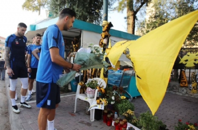 Bakasetas, hayatını kaybeden taraftar için çiçek bıraktı