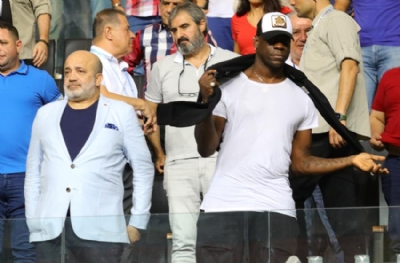 Balotelli maçı tribünden izliyor