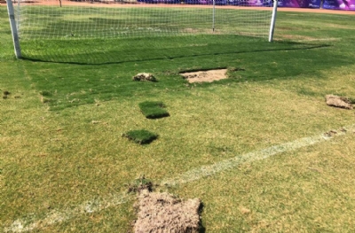 Vandallar bir futbolda eksikti! Sahayı talan ettiler