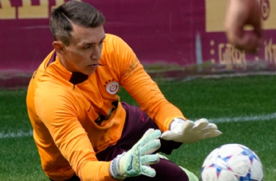 Galatasaray'da Muslera’nın yerine iki isim! Biri Türk diğeri yabancı