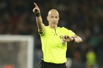 Suudlara futbolcular yetmedi! Gözlerini hakemlere diktiler