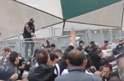 Polis Beşiktaş taraftarına silah çekti! Valilik soruşturma başlattı