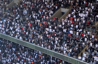 Taraftar Beşiktaş’a sırtını döndü! 5 dakikalığına İnönü sessizliğe gömüldü