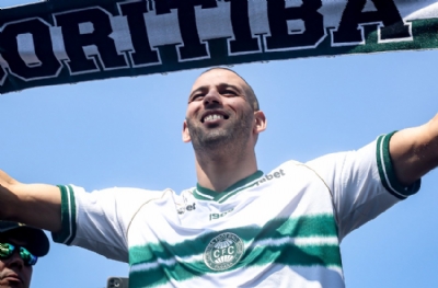 Slimani, Brezilya'yı sallıyor
