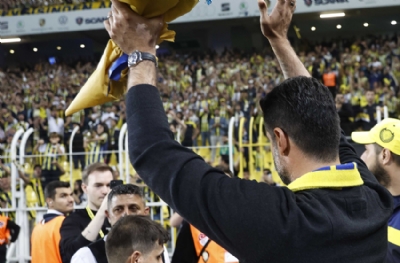 Tribünlerden Volkan Demirel'e sevgi gösterisi