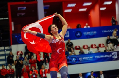 Cumhuriyet kızı! Nesrin dünyanın sırtını yere getirdi şampiyon oldu 