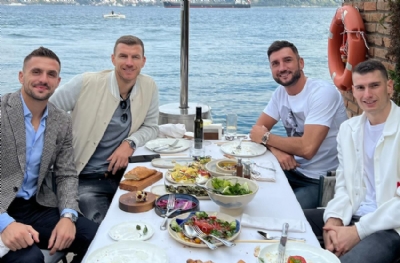 Dzeko'dan arkadaşlarıyla keyif yemeği! Masada sürpriz isim