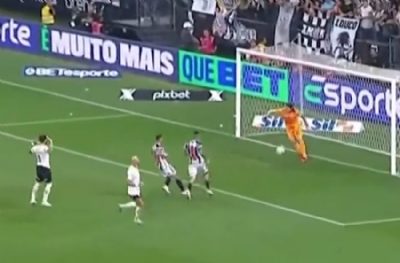 Bu kadarına pes! Kaleci gol olsun diye vücudunu topun önünden çekti