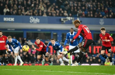 Manchester United, üç puana üç golle uzandı
