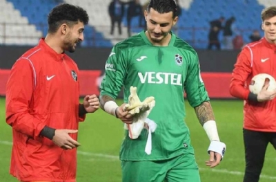Uğurcan Çakır eldivenlerini Mahmut Eren’e hediye etti
