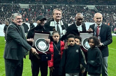 Hasan Arat'tan Atiba Hutchinson ve Ricardo Quaresma’ya jest
