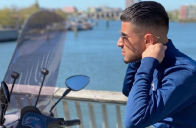 Trabzonspor'un eski yıldızı masalar üzerinde taraftarlara şarkı söyledi