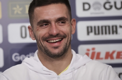 Tadic içki masasında Sibel Can'la Beşiktaş derbisindeki galibiyeti kutladı