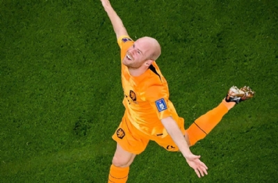 Saç ektirmek bahane, transfer şahane! Davy Klaassen, İstanbul'a geldi