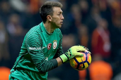 Muslera, Livakovic'in önünde
