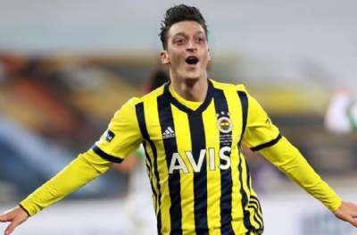 Mesut Özil Fenerbahçe'yi bıraktı