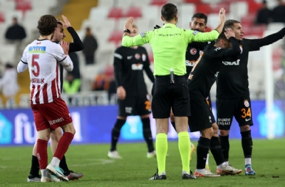 Kırmızı kart  gören Kerem Aktürkoğlu çılgına döndü!