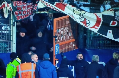 Futbol federasyonuna dev tepki! Taraftarlar maç 45 dakika durdurdu