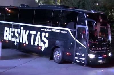 Taraftar kötü gidişata tepki gösterdi! Takım otobüsünün önünü kesti