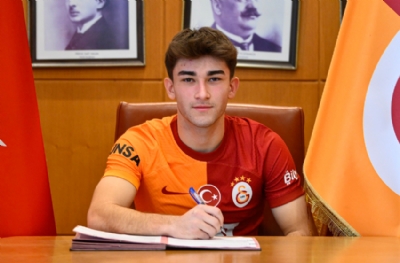 Galatasaray bir transferi daha açıkladı! Genç yıldız 3 yıllığına imzayı attı