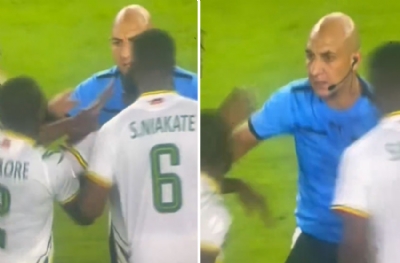 Hakem oyunculara saldırdı! Hep futbolcular hakeme saldıracak değil ya	