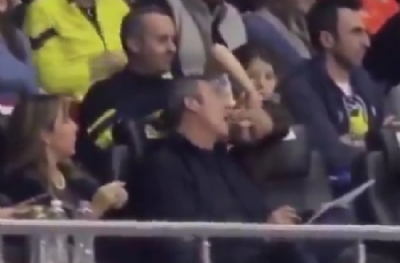 Minik bir taraftar, Ali Koç'u elleriyle besledi!