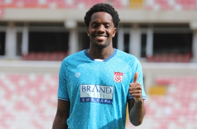 Sivasspor, Queensy Menig'i renklerine bağladı