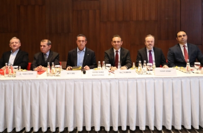 Ali Koç ile Dursun Özbek'in fotoğraf çekimine kadar kucaklaşmadıkları kaldı