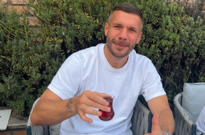 Podolski isyan etti! “Kebap çok ucuz, daha pahalı olması gerekiyor”