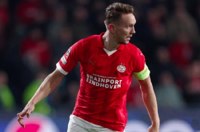 Luuk de Jong, van Nistelrooy'u geride bıraktı