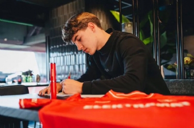 16'lık stoper Twente'de kaldı 