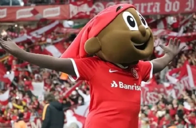 Maskot derbi oynanırken saha ortasında kadın gazeteciyi sıkıştırdı taciz etti