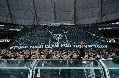 Beşiktaş ve Galatasaray yöneticileri protokolde 'Ali Koç'u överken' salıncak paylaşımı geldi