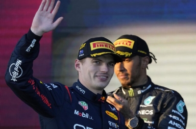 Max Verstappen  Mercedes yolunda