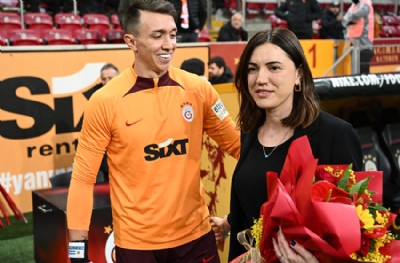 Galatasaraylı futbolculardan stat çalışanı kadınlara jest