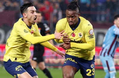 Batshuayi'den takım arkadaşına saldırmak isteyen meczuba döner tekme