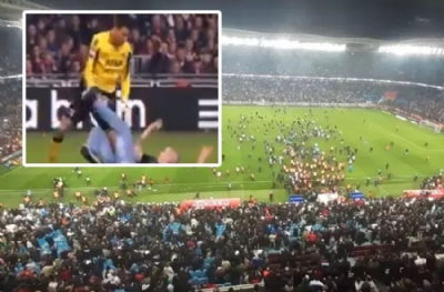 Trabzonspor'un eski kalecisi sahaya giren taraftarı yerde böyle tekmelemişti