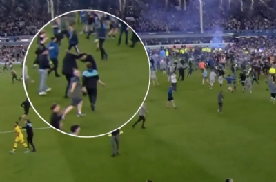 Teknik direktör rakip taraftarı tekmeledi! Premier Lig yönetiminin verdiği ceza