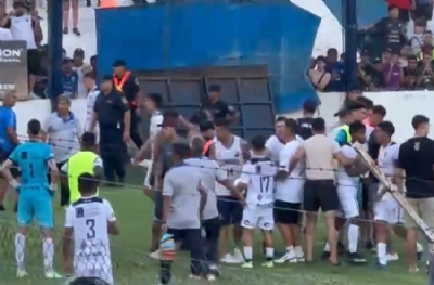 Tribünler sahaya indi, futbolcularla kavga etti! Polis göz yaşartıcı gaz sıktı