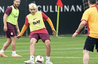 Galatasaray'da teknik ekip ile basın mensupları maç yaptı! Ali Yiğit 3 gol attı