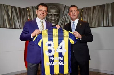 Ekrem İmamoğlu, Ali Koç'un hediye ettiği formayla bir yerlere mesaj gönderdi