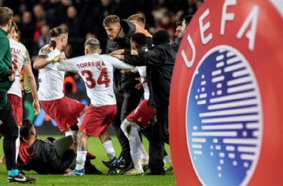  UEFA kavgayı başlatanları görmezden geldi! Cezayı Galatasaraylılara kesti