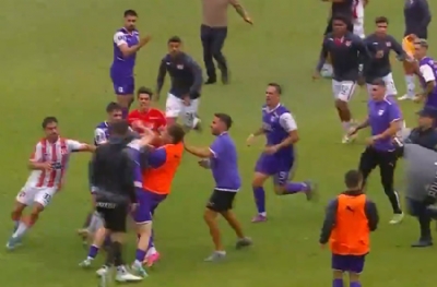 Bunlar da futbolcu! Kavga sırasında rakiplerini sakatlamak için tekme attılar