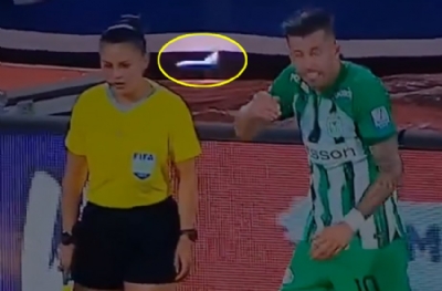 Tribünden futbolcunun başına bıçak attılar!