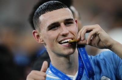 Kevin De Bruyne Phil Foden'i tek geçiyor